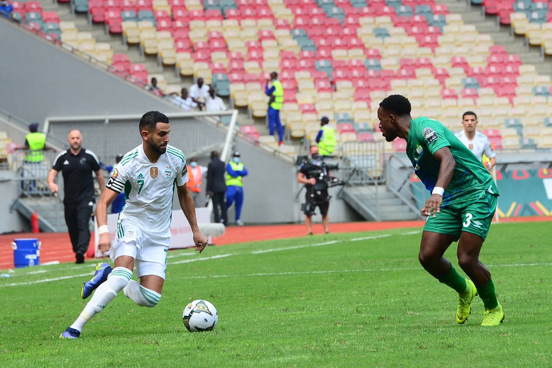 Riyad Mahrez déclenche la folie à Douala (Vidéo)