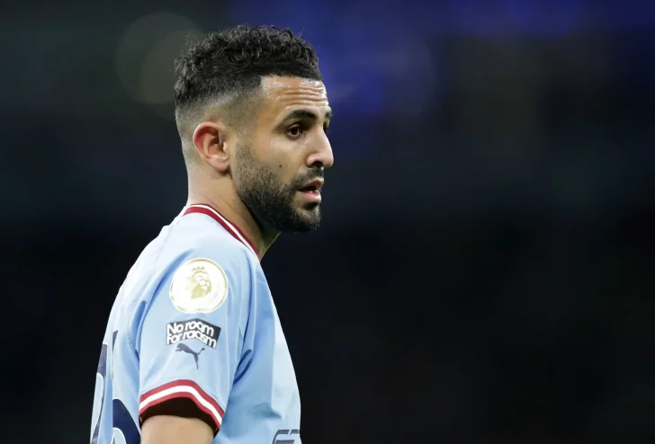 Le transfert de Riyad Mahrez à Al-Ahli bloqué par la FIFA ?